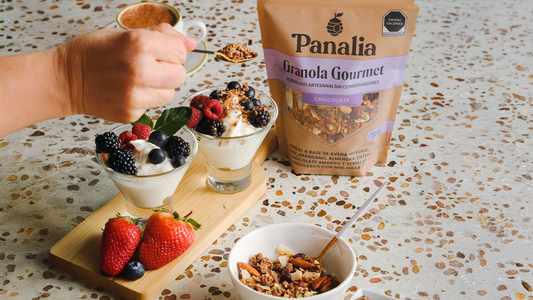 YOGUR CON GRANOLA Y MANZANA